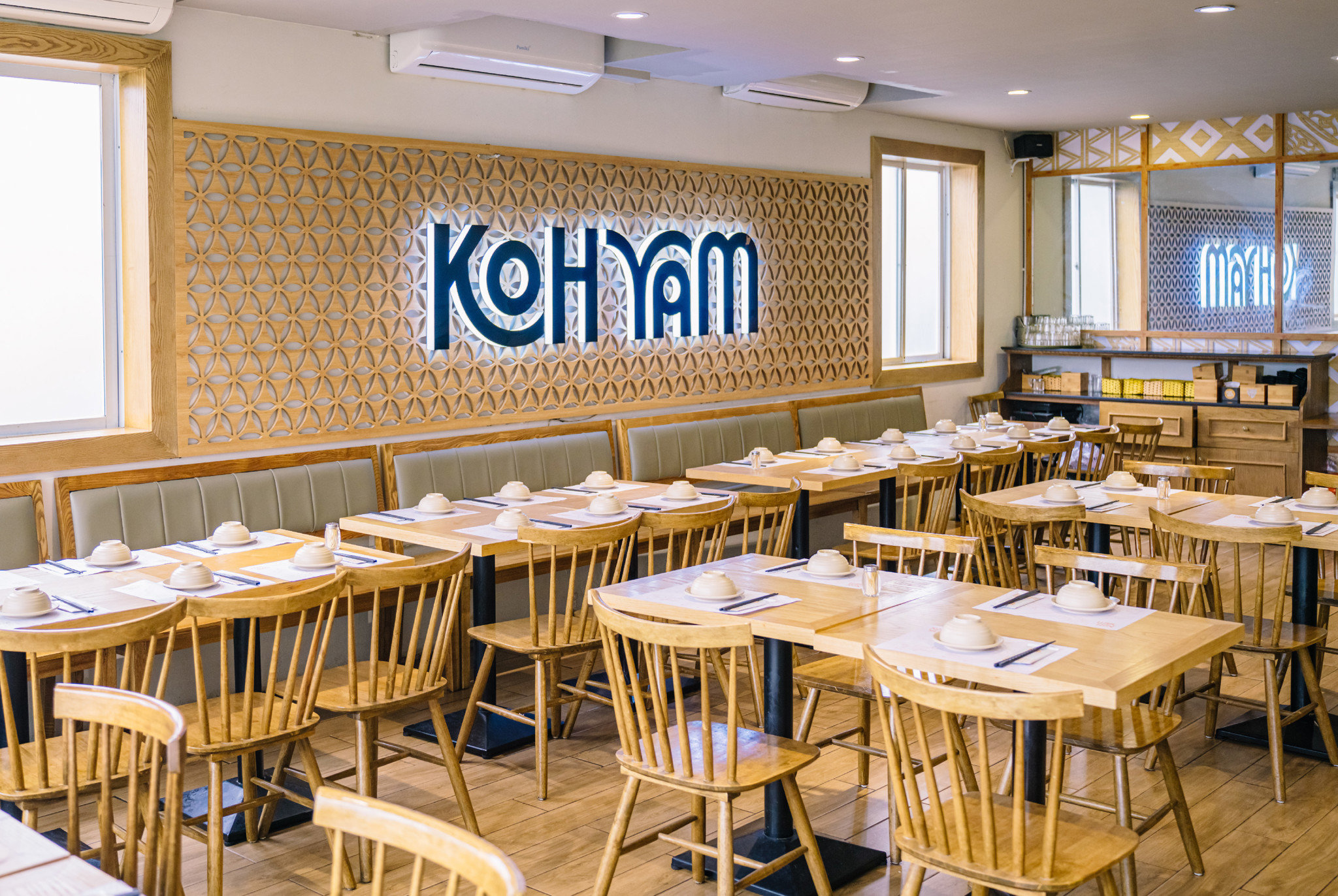 Không gian rộng rãi tại các cơ sở của Koh Yam có thể phục vụ các nhóm đông người trong không gian ấm cúng